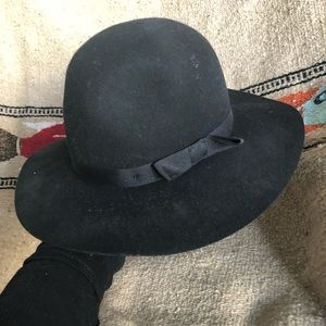 Black brixton brimmed hat